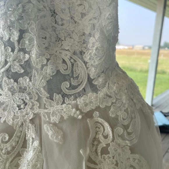 Wedding Dress - Picture 3 of 11
